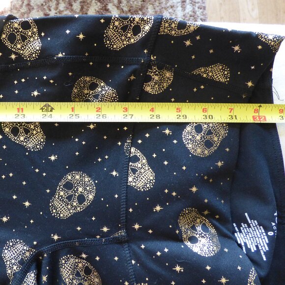 TORRID ACTIVE CROP LEGGING - PERFORMANCE CORE FOIL STAR & SKULL BLACK 0 L 12 - Picture 6 of 10